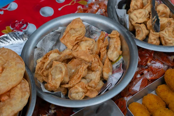インド 西ベンガル州コルカタ 2018年12月16日 豚肉の揚げモモ 新鮮な中華料理がコルカタのテリティバザーで販売される — ストック写真