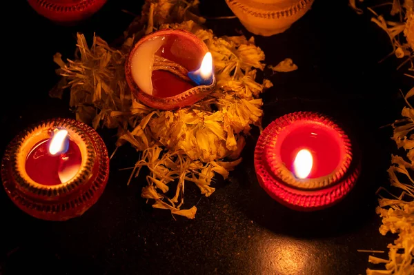 Lage Hoek Rangoli Bloemen Kaarsen Diya Diwali Lichten Nachts Donkere — Stockfoto