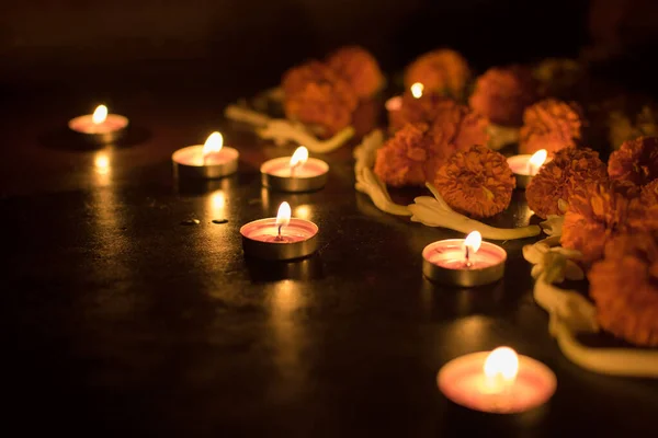 Deepabali Deepavali或Deepawali 即灯节 在印度和现在全世界广为庆祝 Rangoli Diyas 夜晚点亮五彩缤纷的蜡烛 在这吉祥的时刻驱散黑暗 — 图库照片