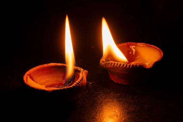 Zijaanzicht Van Kaarsen Diya Deepawali Lichten Nachts Donkere Achtergrond Stock — Stockfoto