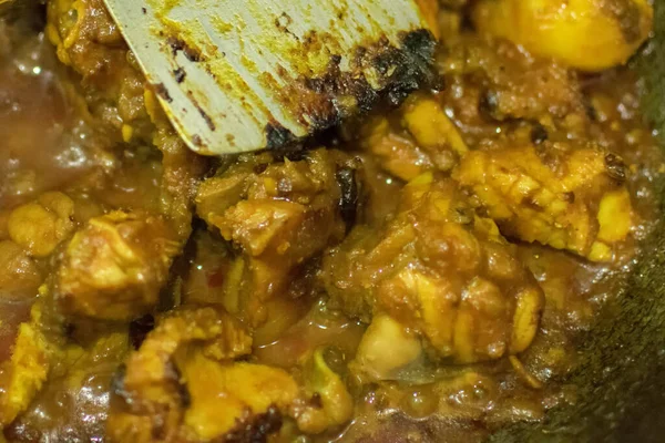 음식의 진미중 하나인 뜨거운 닭고기 카레를 준비를 인도는 아시아에서 맛있는 — 스톡 사진