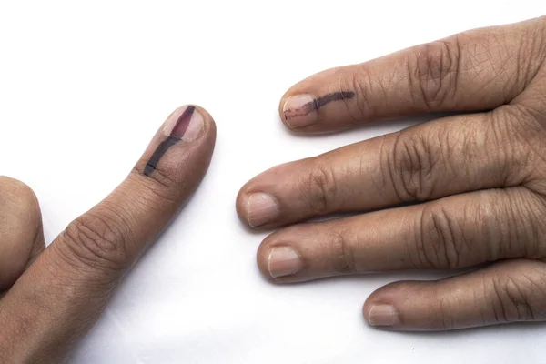 年轻男子和老年印度妇女参加了投票 行使了投票权 并给自己的食指打了针 印度是世界上最大的民主国家 政府是通过选举产生的 — 图库照片