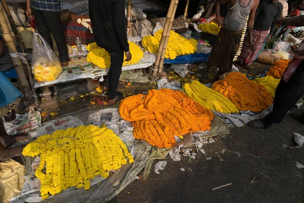 コルカタ 西ベンガル インド 2月13日 16で コルカタの混雑したカラフルなマリク ガットまたはジャガナートフラワーマーケットで花の売買 アジア最大の花市場の1つ — ストック写真