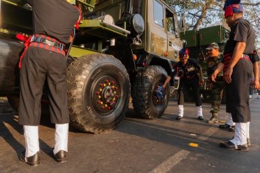 Kolkata, Batı Bengal, Hindistan - 23. Januaray 2018: Kamyonlarıyla Hint ordusu.