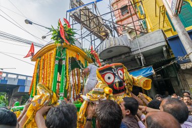 KOLKATA, INDIA - 18 Temmuz 2015: Hindu hayranları Rathjatra 'da Lord Jagannath Idol' a dua ediyorlar. İdolü, bugün Kolkata sokaklarında at arabasıyla dolaşmak için tapınağının dışına çıkarıldı..