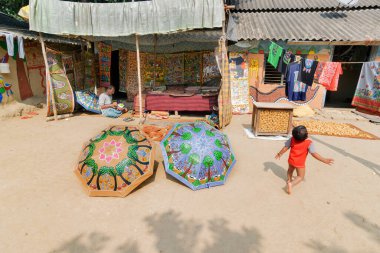 PINGLA, Batı BEST BENGAL, INDIA - 16 Kasım 2014: Hintli kırsal işçi tarafından Pingla köyünde renkli el sanatları satışa sunuluyor. El sanatları Batı Bengal 'de kırsal sektördür..