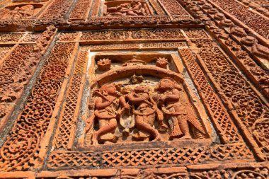 Madanmohan Tapınağı, Bishnupur, Batı Bengal, Hindistan 'da ünlü terracotta (kahverengimsi kırmızı renkli, süslemeli yapı malzemesi olarak kullanılan) yardım sanat eserleri. Hindistan 'ın UNESCO miras bölgesi.