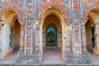 Hindistan 'ın batısındaki Bishnupur kentindeki Radhashyam Tapınağındaki tanrılar (kahverengimsi bir kırmızıdan yapılmış) sanat eserleri. UNESCO 'nun Popüler Mirası.