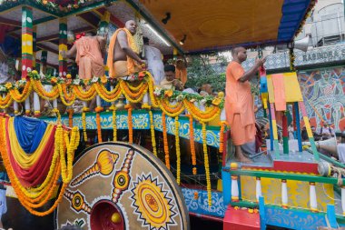 KOLKATA, Batı BENGAL, INDIA - 25 Haziran 2017: Tanrı Jagannath, Balaram ve Tanrıça Suvadra 'nın arabası. İkon Rath Jatra Festivali.