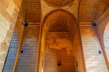 Halk arasında Pathar Darwaja olarak bilinen güzel kemerli bir geçit olan geniş geçitli kemerler, giyinik kenar bloklarla yapılır. Bishnupur, Batı Bengal 'de ünlü bir turistik yerdir..