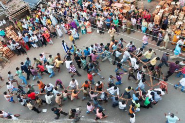 KOLKATA, Batı BENGAL, INDIA - 12. AĞUSTOS 2012: Dini Hindu alayı Lord Ram 'ın iplerini çekmeye adadı. Ram bir Hindu tanrısıdır, Ramayana 'nın binlerce yıl önce yazdığı destansı hikayesine dayanır..