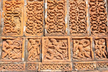 Madanmohan Tapınağı, Bishnupur, Batı Bengal, Hindistan 'da ünlü terracotta (kahverengimsi kırmızı renkli, süslemeli yapı malzemesi olarak kullanılan) sanat eserleri. Hindistan 'ın popüler UNESCO miras sitesi..
