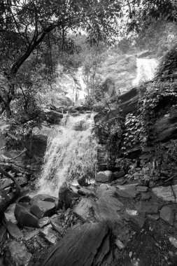 Güzel Bamni şelalesi, Hindistan 'ın batısındaki Purulia' da, Ayodhya pahar 'da (tepe) yağmur nedeniyle taşların arasında yokuş aşağı akan tam akarsulara sahiptir. Siyah ve Beyaz resim.