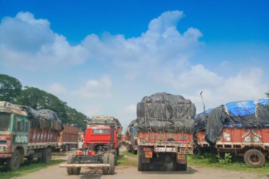 PETRAPOLE, Batı BEST BENGAL, Hindistan - 2 Haziran 2018: Hindistan ile Bangladeş arasındaki uluslararası sınırın Hindistan tarafında yük kamyonları. Benapole, Bangladeş tarafıdır..