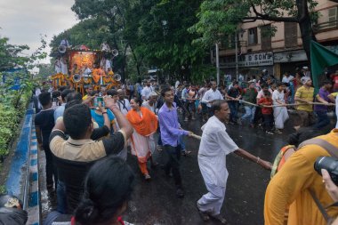 KOLKATA, Batı BENGAL, INDIA - 25 Haziran 2017: Tanrı Jagannath, Balaram ve Tanrıça Suvadra 'nın at arabasının iplerini sürükleyen dindarlar. İkon Rath Jatra Festivali.
