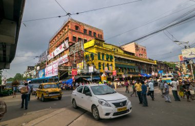 KOLKATA, INDIA - 18 Temmuz 2015: Kolkata caddesinde antik kabarcıklar ve yoğun trafik. Kolkata, modern otomobiller ve en son konforlar kullanılarak geniş bir nüfusa sahip 300 yıllık bir şehir..