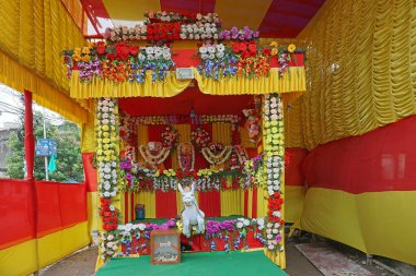 Howrah, Batı Bengal, Hindistan - 7 Temmuz 2019: Bengali, Tanrı 'nın İdolü Jagannath, Balaram ve Suvodra' da toplanan para. Ratha Jatra ünlü bir Hindu festivali..