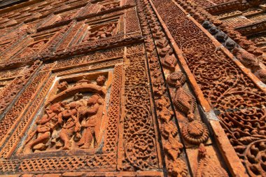 Madanmohan Tapınağı, Bishnupur, Batı Bengal, Hindistan 'da ünlü terracotta (kahverengimsi kırmızı renkli, süslemeli yapı malzemesi olarak kullanılan) yardım sanat eserleri. Hindistan 'ın UNESCO miras bölgesi.