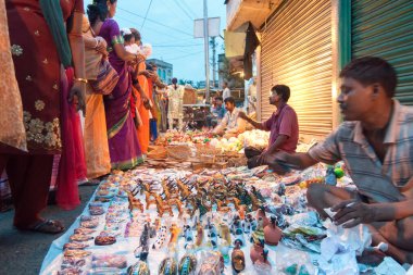 KOLKATA, Batı BENGAL, INDIA - 12. AĞUSTOS 2012: Hintli kadın yerel pazar yerinden süsleri seçiyor. Hindistan toplumdaki orta sınıf tüketicilerle dolup taşıyor..