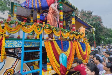 KOLKATA, Batı BENGAL, INDIA - 25 Haziran 2017: Tanrı Jagannath, Balaram ve Tanrıça Suvadra 'nın arabası. İkon Rath Jatra Festivali.