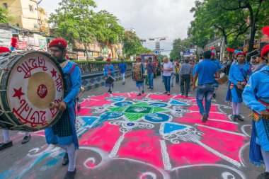 KOLKATA, Batı BENGAL, INDIA - 25 Haziran 2017: Rath Yatra festivalinde renkli yolda geleneksel elbise giymiş bir fanatik. Tanrı Jagannath, Balaram ve Tanrıça Suvadra at arabasıyla gezintiye çıkarıldı..