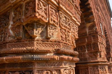 Madanmohan Tapınağı, Bishnupur, Batı Bengal, Hindistan 'da ünlü terracotta (kahverengimsi kırmızı renkli, süslemeli yapı malzemesi olarak kullanılan) motif sanat eserleri. Hindistan 'ın UNESCO miras bölgesi.