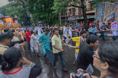 KOLKATA, Batı BENGAL, INDIA - 25 Haziran 2017: Tanrı Jagannath, Balaram ve Tanrıça Suvadra 'nın at arabasının iplerini sürükleyen dindarlar. İkon Rath Jatra Festivali.