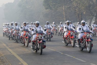 RED ROAD, KOLKATA, BEST BENGAL / INDIA - 21 HAZİRAN 2018: Kolkata Polisi geçiyor, motosiklet yarışı - Hindistan 'ın 26.01.2018' deki Cumhuriyet Günü kutlamasına hazırlanıyor.