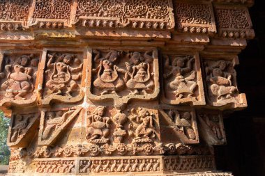 Madanmohan Tapınağı, Bishnupur, Batı Bengal, Hindistan 'da ünlü terracotta (kahverengimsi kırmızı renkli, süslemeli yapı malzemesi olarak kullanılan) yardım sanat eserleri. Hindistan 'ın UNESCO miras bölgesi.