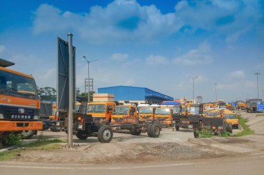 PETRAPOLE, Batı BEST BENGAL, Hindistan - 2 Haziran 2018: Hindistan ile Bangladeş arasındaki uluslararası sınırın Hindistan tarafı. Benapole, Bangladeş tarafıdır. İki ülke arasındaki çift taraflı ticaret geçidi.