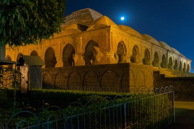 Rasmancha, Hindistan 'ın en eski tuğla tapınağı Bishnupur, Batı Bengal, Hindistan' da ünlü bir turistik merkezdir. Terracotta yanmış kil yapısı eşsizdir. Geceleyin dolunayda çekilmiş..