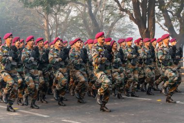 RED ROAD, KOLKATA, Batı BENGAL / INDIA - 21 HAZİRAN 2018: Hint silahlı kuvvetleri mensupları hafif makineli tüfeklerle geçerek Hindistan 'ın 26.01.2018' deki Cumhuriyet Günü kutlamalarına hazırlanıyorlar..