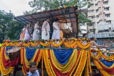 KOLKATA, Batı BENGAL, INDIA - 25 Haziran 2017: Tanrı Jagannath, Balaram ve Tanrıça Suvadra 'nın arabası. İkon Rath Jatra Festivali.