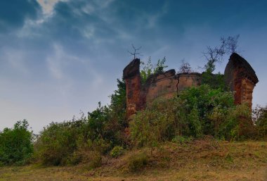Garhpanchkot Garh harabeleri, arkasında mavi gökyüzü olan kale, Purulia... Batı Bengal, Hindistan. Garpanchkot ismi, bu eski tapınağı inşa eden Kashipur Kralı 'nın kalesi olan gardan evrimleşti..