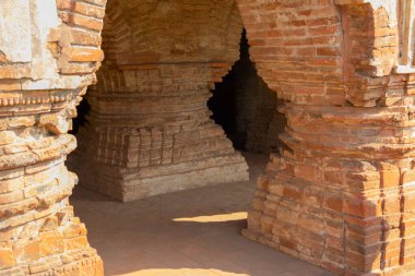 Rasmancha, Hindistan 'ın en eski tuğla tapınağı Bishnupur, Batı Bengal, Hindistan' da ünlü bir turistik merkezdir. Terracotta yanmış kil yapısı eşsizdir. Ras festivalinde Hindu tanrılarına tapılıyordu..