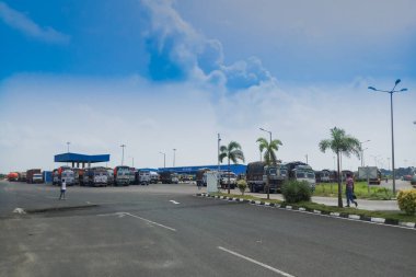 PETRAPOLE, Batı BEST BENGAL, Hindistan - 2 Haziran 2018: Hindistan ile Bangladeş arasındaki uluslararası sınırın Hindistan tarafı. Benapole, Bangladeş tarafıdır. İki ülke arasındaki çift taraflı ticaret geçidi.