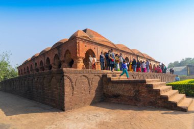 BISHNUPUR, Batı Bengal, Hindistan - 26 Aralık 2015: Rasmancha, Hindistan 'ın en eski tuğla tapınağı ünlü bir turistik merkezdir. Terracotta tapınağı yanmış kil yapısı. Burada Hindu tanrılarına tapılıyordu..