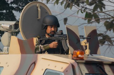 RED ROAD, KOLKATA, BEST BENGAL / INDIA - 21 HAZİRAN 2018: Hindistan Ulusal Öğrenci Birliği 'nin (NCC) savaş tankında makineli tüfekli keskin nişancı öğrencisi. Cumhuriyet Günü kutlamalarına hazırlanıyorum..