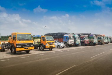 PETRAPOLE, Batı BEST BENGAL, Hindistan - 2 Haziran 2018: Hindistan ile Bangladeş arasındaki uluslararası sınırın Hindistan tarafı. Benapole, Bangladeş tarafıdır. İki ülke arasındaki çift taraflı ticaret geçidi.