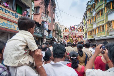 KOLKATA, Batı BENGAL, INDIA - 12. AĞUSTOS 2012: Dini Hindu dindarlar, Lord Ram 'ın iplerini çekiyorlar. Ram bir Hindu tanrısıdır, Ramayana 'nın binlerce yıl önce yazdığı destansı hikayesine dayanır..