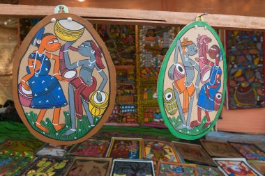 PINGLA, Batı BEST BENGAL, INDIA - 16 Kasım 2014: Hintli kırsal işçiler tarafından Pingla köyünde renkli el sanatları satışa sunuluyor. El sanatları Batı Bengal 'de kırsal sektördür..