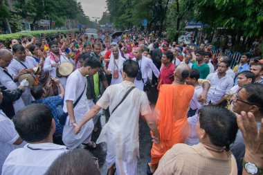KOLKATA, Batı BENGAL, INDIA - 25 Haziran 2017: Kolkata şehrinde Rath yatra fetivali üzerinde ruhani olarak dans edenler. Tanrı Jagannath, Balaram ve Tanrıça Suvadra tapınakların dışına çıkarıldı..