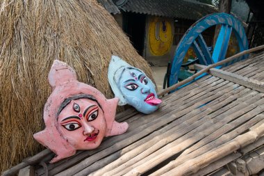 PINGLA, Batı BEST BENGAL, INDIA - 16 Kasım 2014: Hint Hindu tanrısı Shiva ve Tanrıça Durga 'nın renkli el sanatları, Hindistan' ın Pingla köyünde satışa sunuluyor.