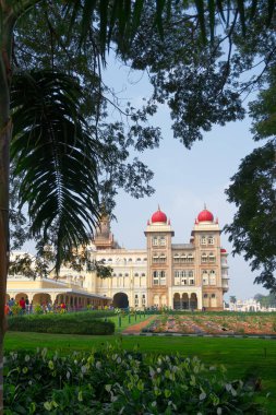 Mysuru, Karnataka, Hindistan - 25 Kasım 2018: Mysore Palace tarihi bir saray ve kraliyet konutudur. Tac Mahal 'den sonra Hindistan' da en çok ziyaret edilen ikinci turizm merkezi oldu..