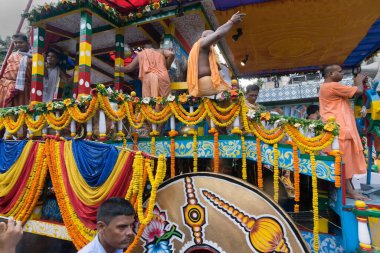 KOLKATA, Batı BENGAL, INDIA - 25 Haziran 2017: Tanrı Jagannath, Balaram ve Tanrıça Suvadra 'nın arabası. İkon Rath Jatra Festivali.