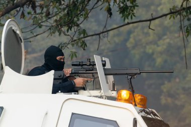 RED ROAD, KOLKATA, BEST BENGAL / INDIA - 21 HAZİRAN 2018: Hindistan Ulusal Öğrenci Birliği 'nin (NCC) savaş tankında makineli tüfekli keskin nişancı öğrencisi. Cumhuriyet Günü kutlamalarına hazırlanıyorum..