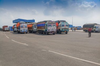 PETRAPOLE, Batı BEST BENGAL, Hindistan - 2 Haziran 2018: Hindistan ile Bangladeş arasındaki uluslararası sınırın Hindistan tarafı. Benapole, Bangladeş tarafıdır. İki ülke arasındaki çift taraflı ticaret geçidi.