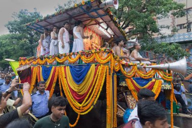 KOLKATA, Batı BENGAL, INDIA - 25 Haziran 2017: Tanrı Jagannath, Balaram ve Tanrıça Suvadra 'nın at arabasının iplerini sürükleyen dindarlar. İkon Rath Jatra Festivali.