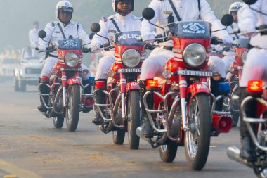 RED ROAD, KOLKATA, BEST BENGAL / INDIA - 21 HAZİRAN 2018: Kolkata Polisi geçiyor, motosiklet yarışı - Hindistan 'ın 26.01.2018' deki Cumhuriyet Günü kutlamasına hazırlanıyor.
