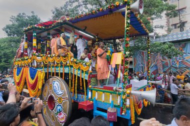 KOLKATA, Batı BENGAL, INDIA - 25 Haziran 2017: Tanrı Jagannath, Balaram ve Tanrıça Suvadra 'nın arabası. İkon Rath Jatra Festivali.